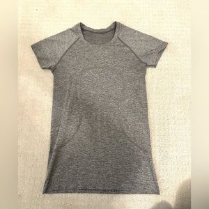 Size 6 Gray Swiftly Tech Short-Sleeve Shirt 2.0